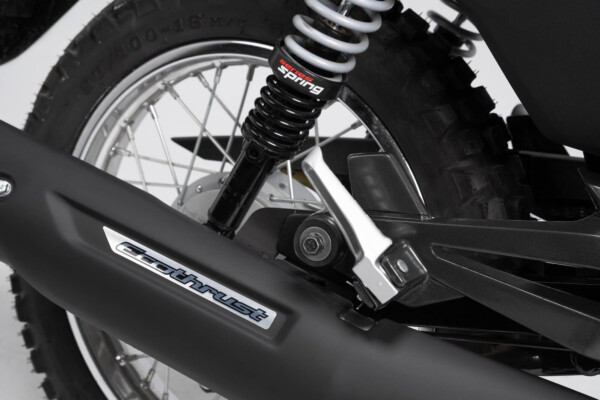 Moto 125cc MAX origen hindú TVS detalle ruedas