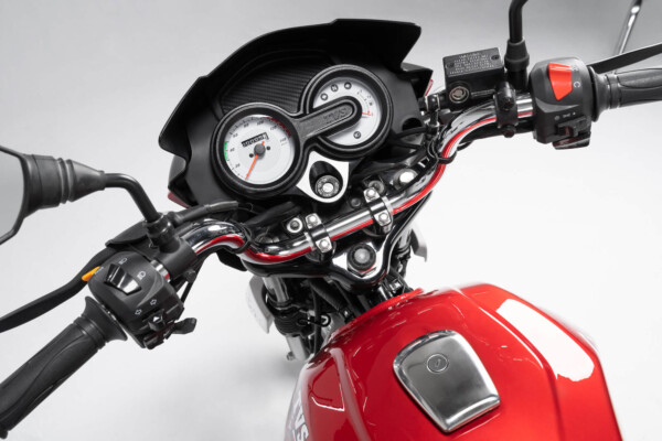Moto 125cc MAX origen hindú TVS detalle del tablero