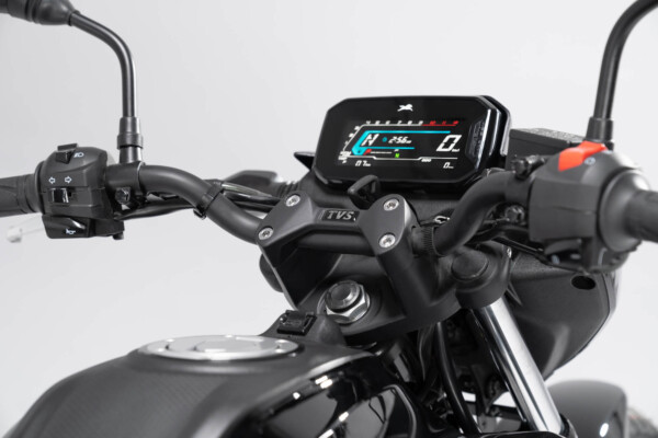 Moto 125cc Raider origen hindú TVS detalle del manillar