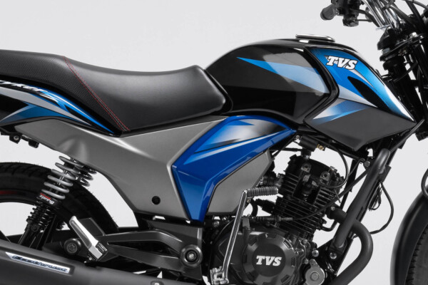 Moto 125cc Stryker origen hindú TVS fondo gris vista lateral de la moto